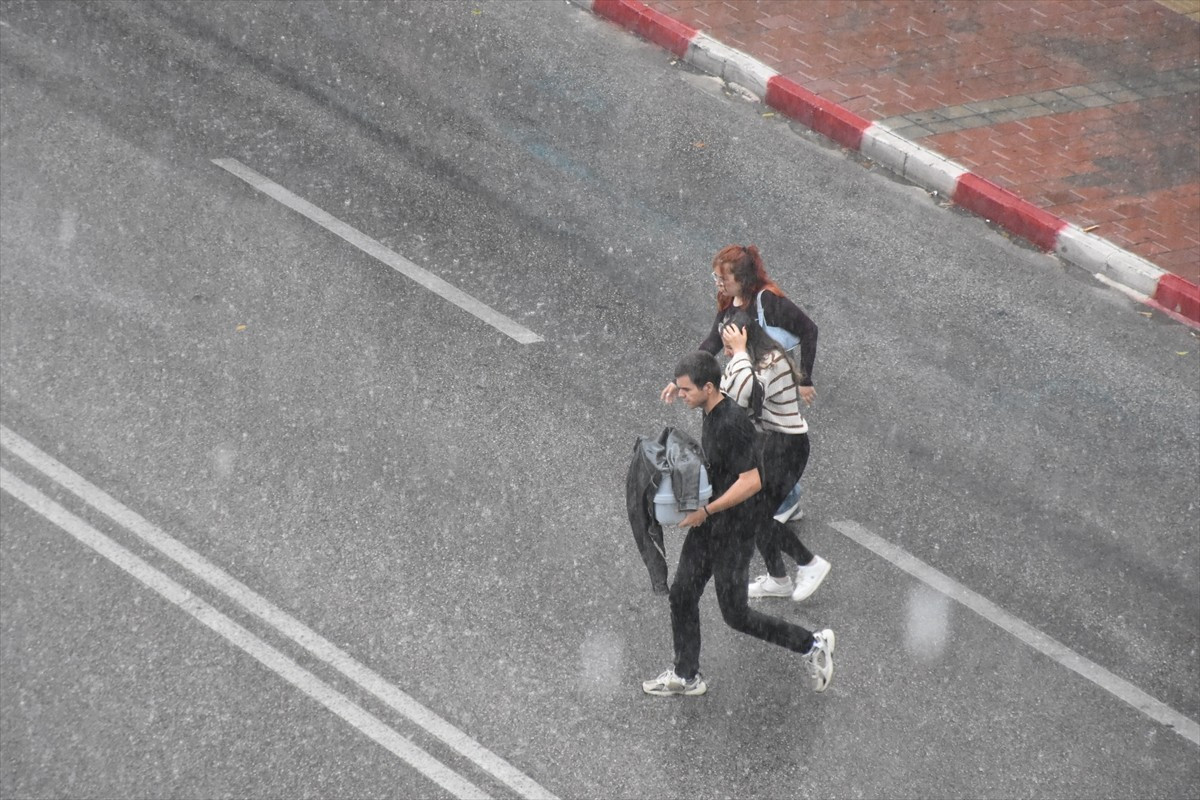 Antalya'da sağanak ve dolu hayatı olumsuz etkiliyor. Sağanak nedeniyle kentteki cadde ve...