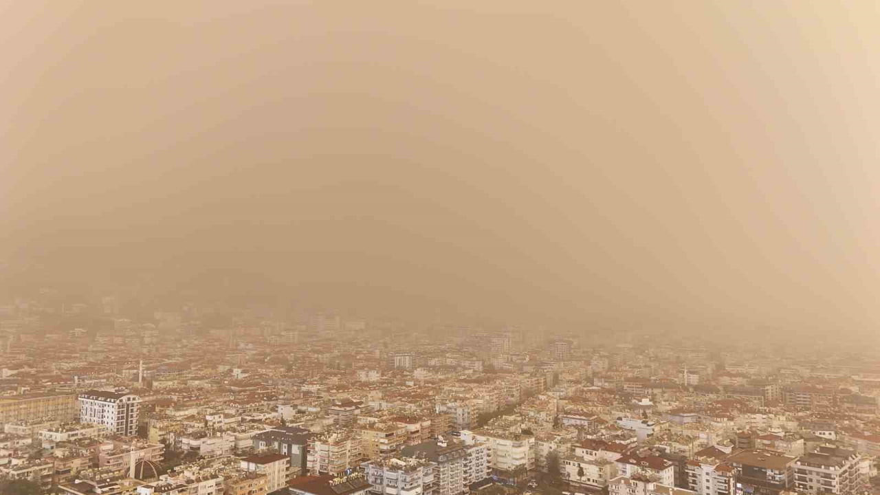 ANTALYA'DA SAHRA ÇÖLÜ ÜZERİNDEN GELEN TOZ TAŞINIMI SABAH SAATLERİNDE ETKİSİNİ GÖSTERDİ.