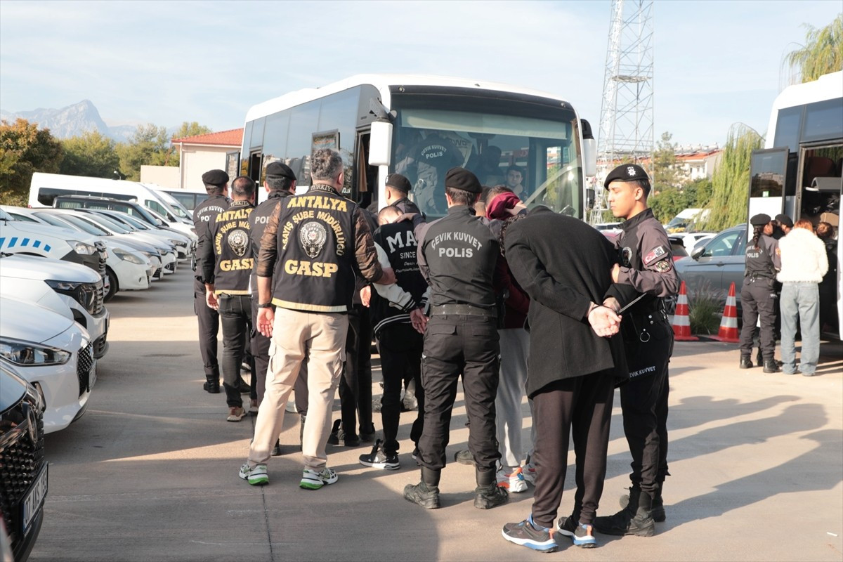 Antalya'da sahte kadın profilleriyle tuzağa düşürdükleri erkekleri buluşma noktası olarak...