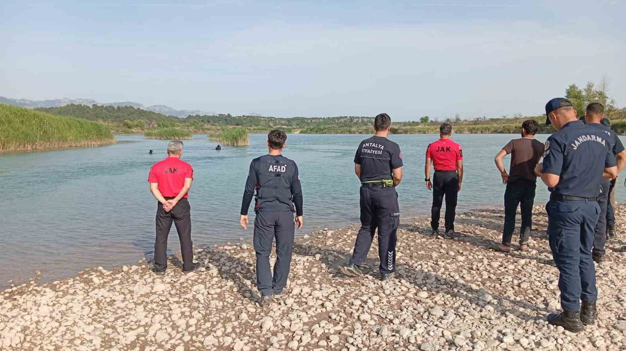 ANTALYA'DA SERİNLEMEK İÇİN AKSU ÇAYI'NA GİREN YABANCI UYRUKLLU 3 ARKADAŞTAN BİRİ AKINTIYA...