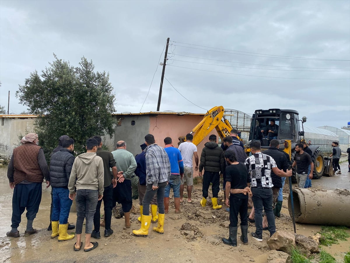 Antalya'da tahliye kanalına düşen 3 yaşındaki Suriye uyruklu çocuk hayatını kaybetti.
