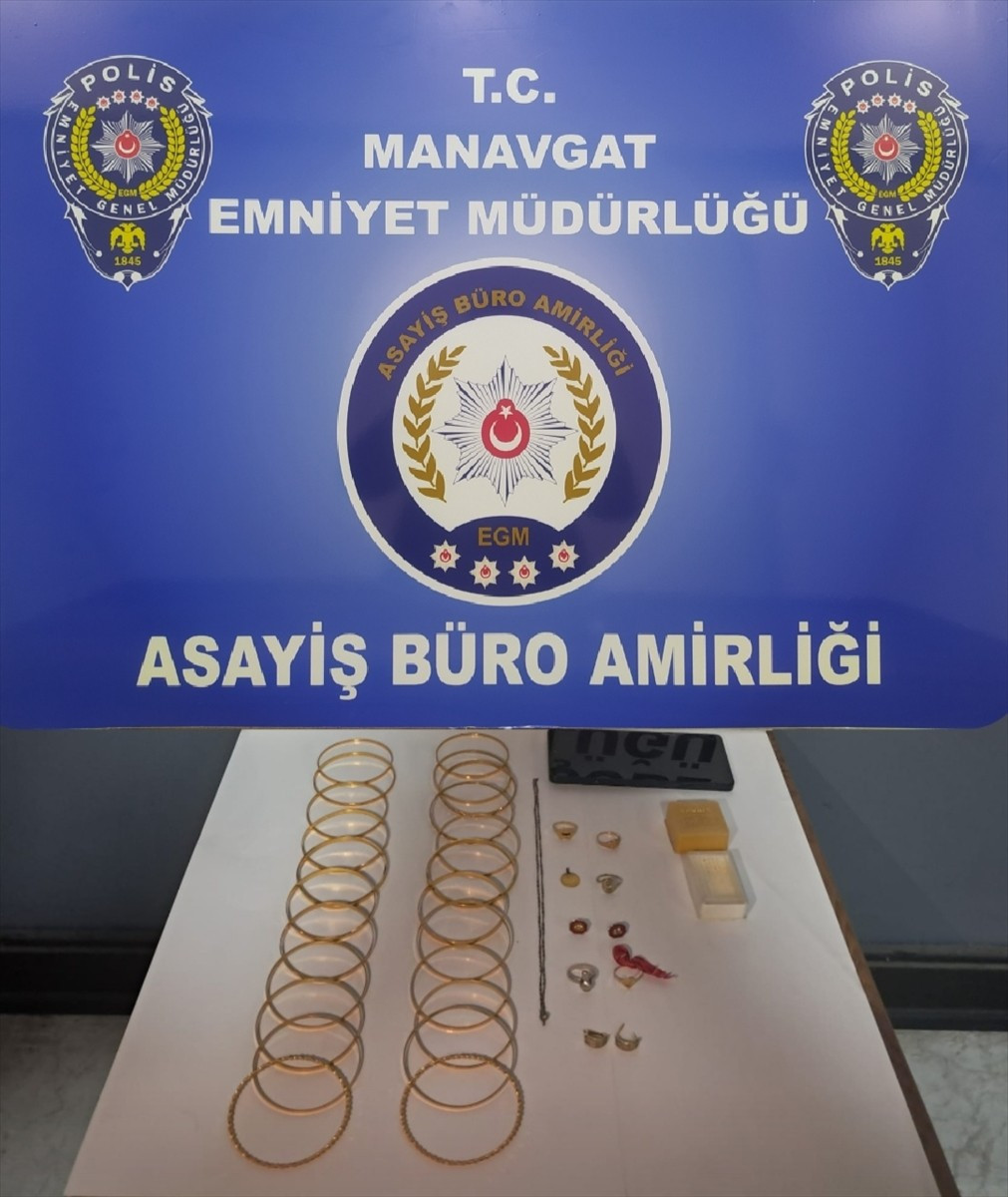 Antalya'da telefonda kendilerini polis olarak tanıtarak dolandırıcılık yaptıkları iddiasıyla...