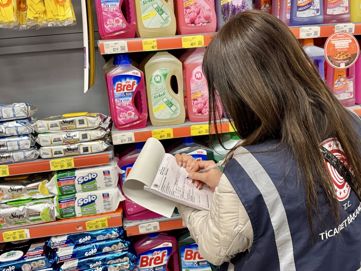 Antalya'da Ticaret İl Müdürlüğü ekipleri, ramazan ayında başta temel gıda ürünleri olmak üzere...