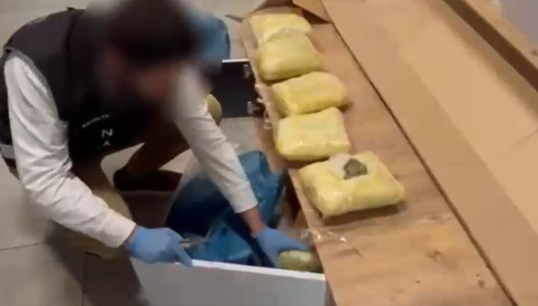 ANTALYA'DA TV ÜNİTESİNE 12 PAKET HALİNDE 7 KİLOGRAM SKUNK GİZLEYİP, KARGO ARACILIĞIYLA KENTE...