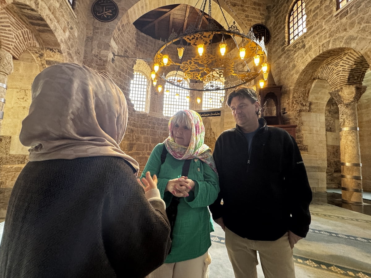 Antalya'da üniversite öğrencileri, kentin tarihi ve kültürel zenginliklerinin yabancı turistlere...