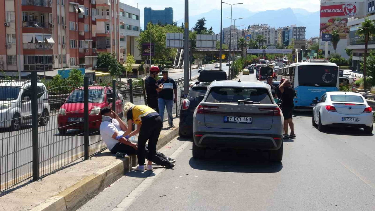 ANTALYA'DA ÜST GEÇİTTE 4 ARACIN KARIŞTIĞI ZİNCİRLEME KAZADA 1 KİŞİ YARALANDI.