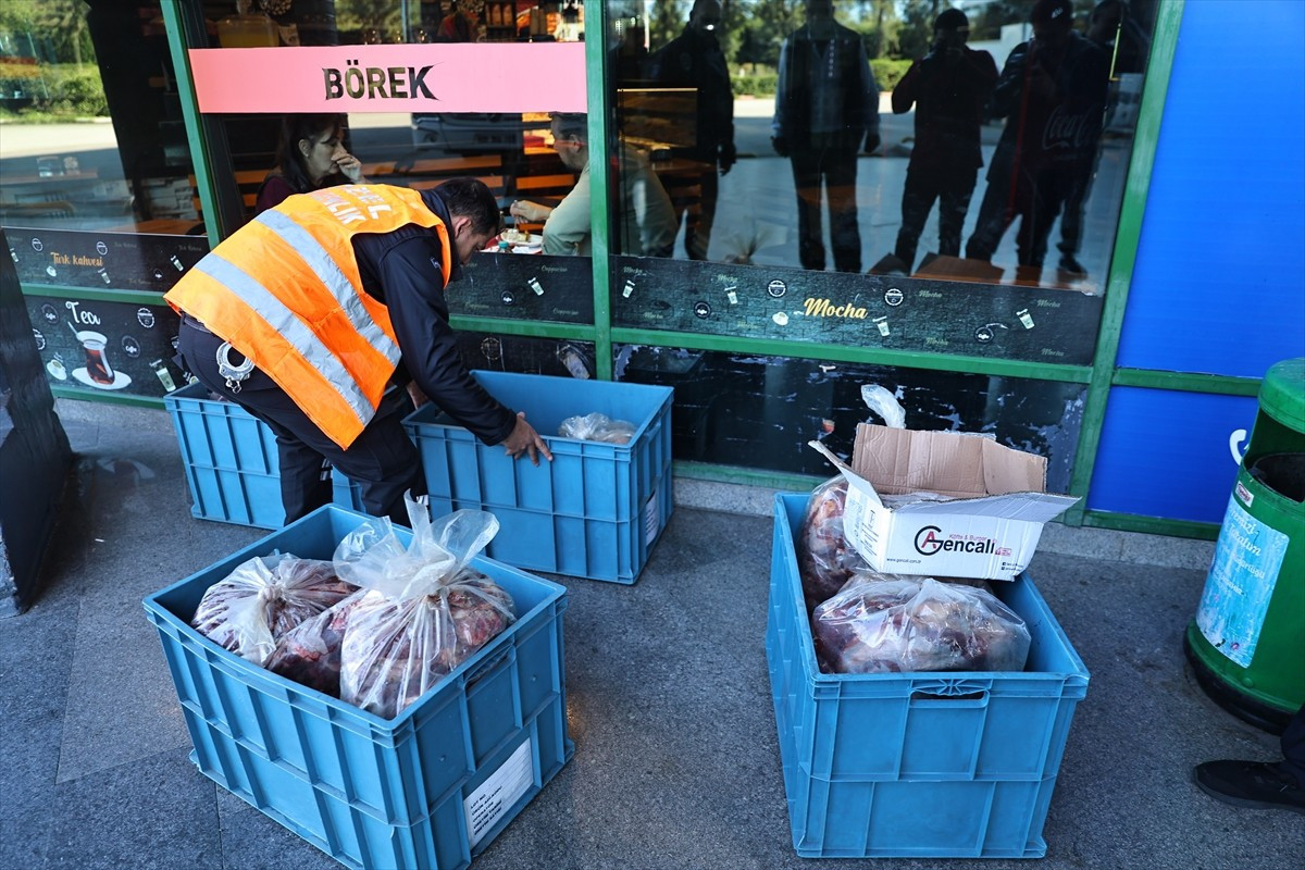 Antalya'da uygun koşullar sağlanmadan yolcu otobüsüyle taşınan, menşei ve damga bilgisi bulunmayan...