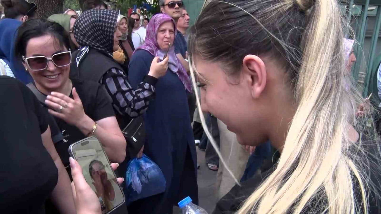 ANTALYA'DA YAŞAYAN BİR ANNE, KOCAELİ'DE TYT'YE GİREN KIZININ HEYECANINA GÖRÜNTÜLÜ ARAMA İLE OKUL...