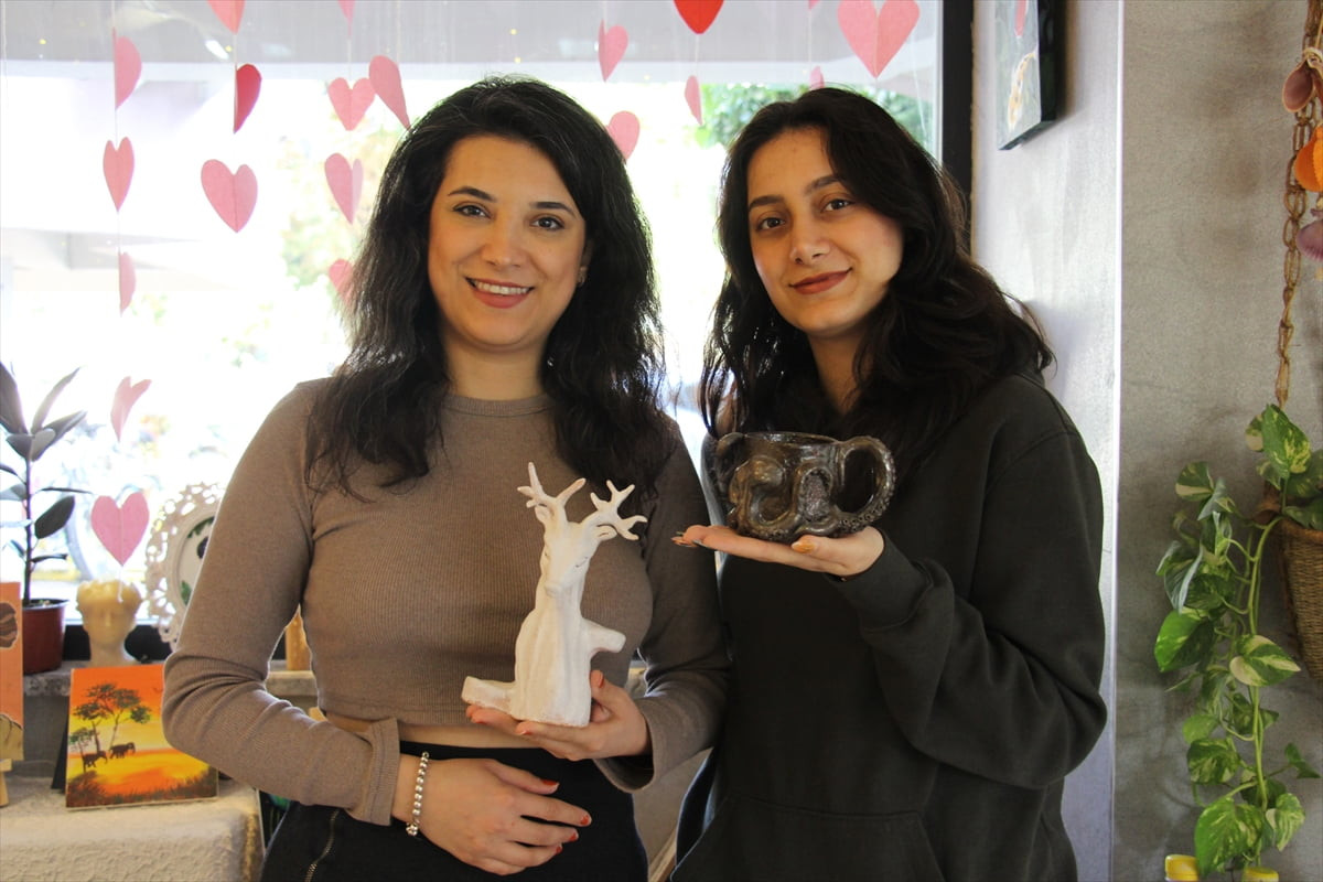 Antalya'da yaşayan iki kız kardeş, kurdukları sanat atölyesinde seramikten resme, boyamadan...