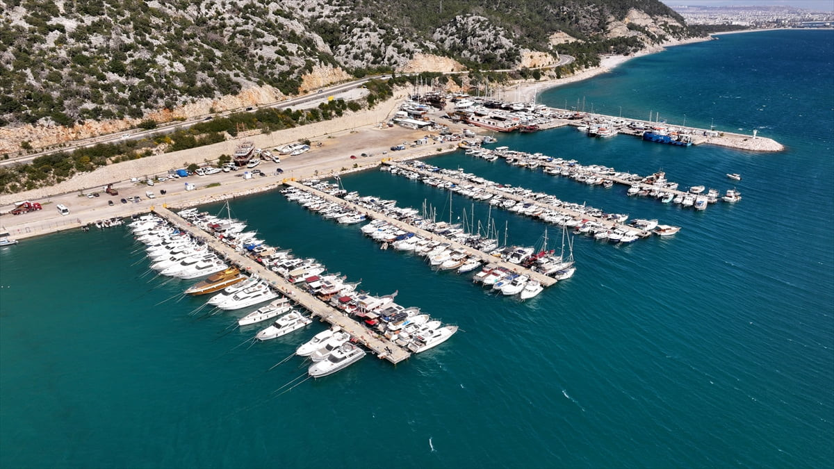 Antalya'da yaz döneminde turistleri "mavi yolculuğa" çıkaran tur tekneleri, kışın ise tadilat...
