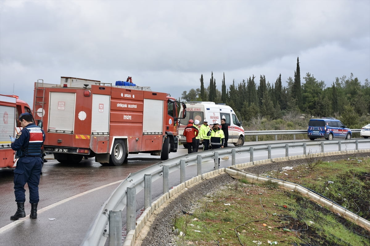 Antalya'da yolcu otobüsünün şarampole devrilmesi sonucu 8 kişi öldü, 26 kişi yaralandı.