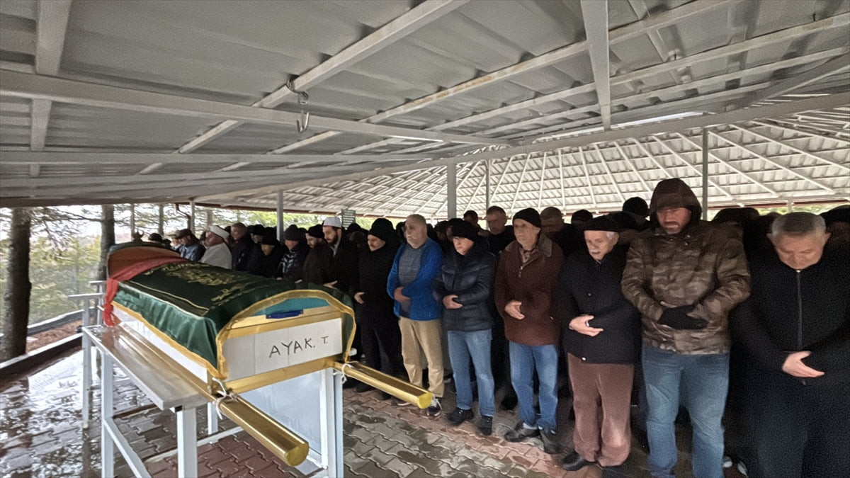 Antalya'da yolcu otobüsünün şarampole devrilmesi sonucu hayatını kaybedenlerden anne ile kızının...