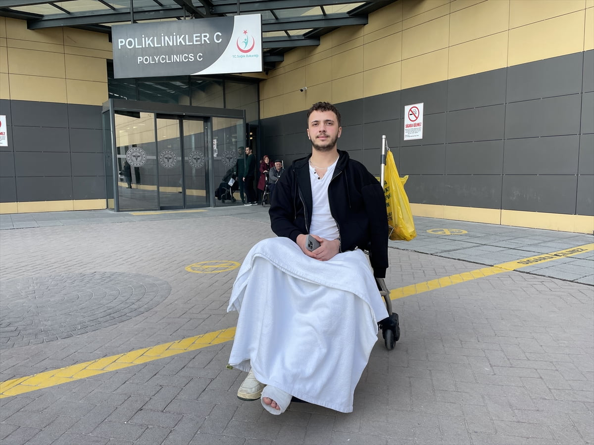 Antalya'da yolcu otobüsünün şarampole devrilmesi sonucu yaralanan yolculardan Yağız Oğuz...