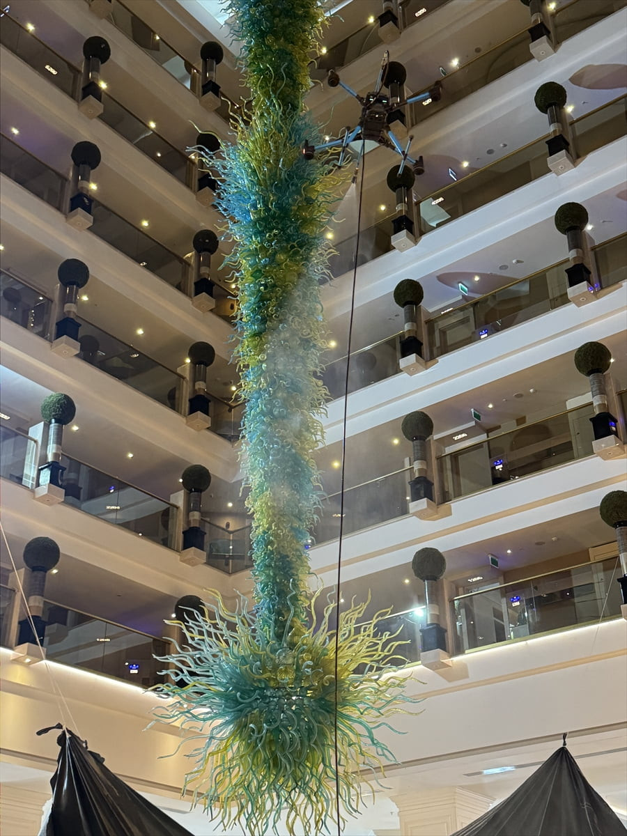 Antalya'da yüksek katlı binaların iç ve dış cepheleri ile ulaşılması güç cam yüzeylerin yanı sıra...