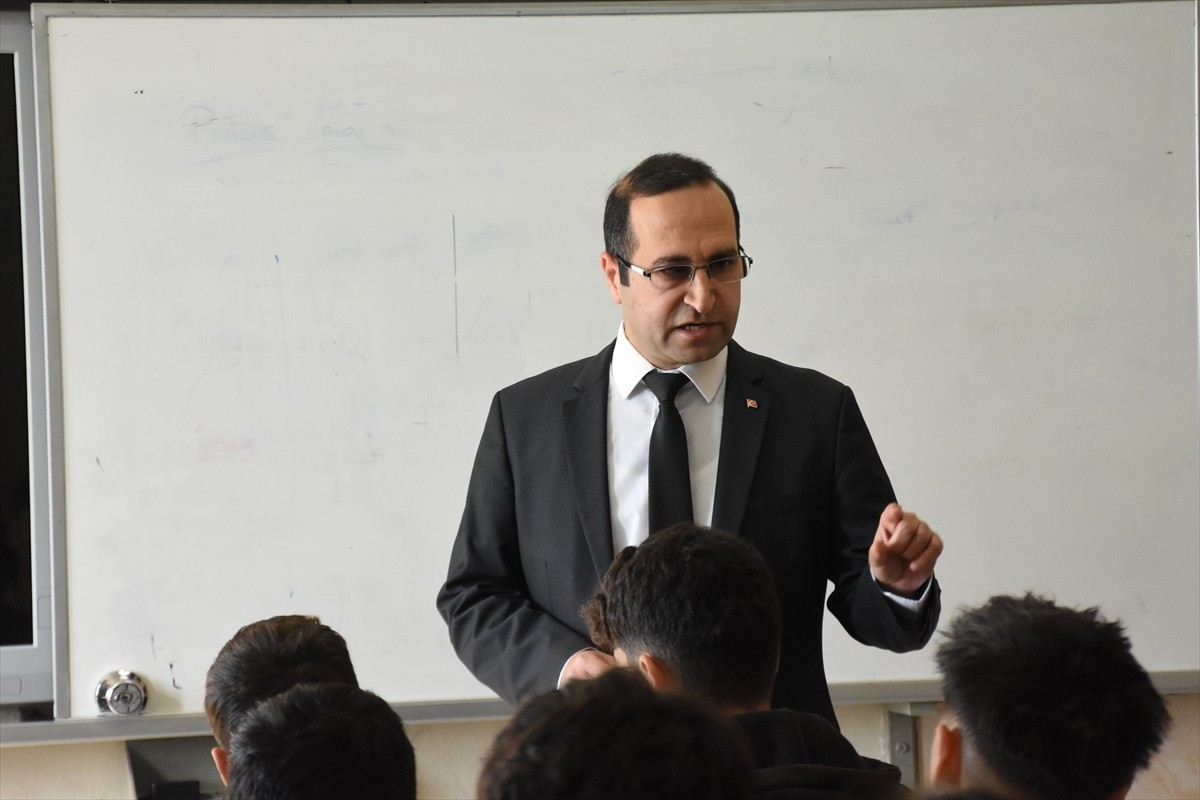 Antalya'da yüzde 97 görme engelli edebiyat öğretmeni Mehmet Murat Dikici, 8 yıldır azmiyle...