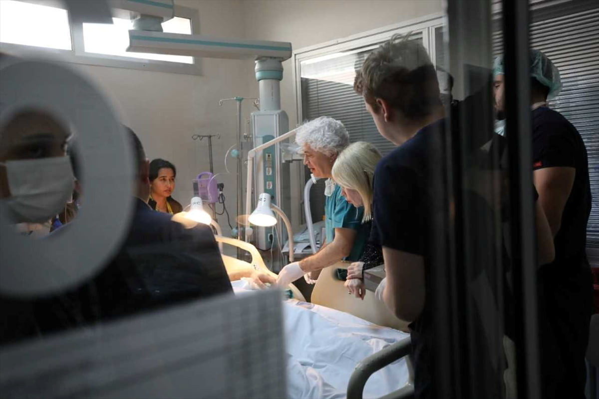 Antalya'daki otobüs kazasında biri kolu ve biri bacağı kopan 2 yaralı, Akdeniz Üniversitesi...