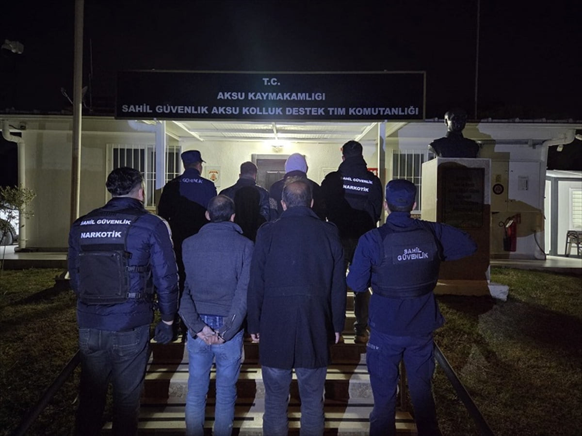 Antalya'nın Aksu ilçesinde 4 düzensiz göçmen yakalandı.