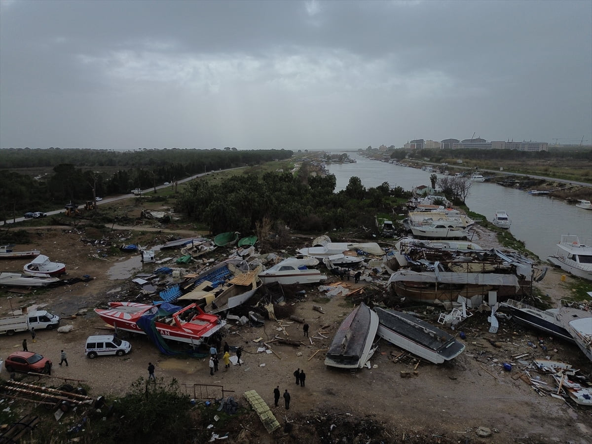 Antalya'nın Aksu ilçesinde çıkan hortumda bir kişi yaralandı, çok sayıda teknede hasar oluştu....
