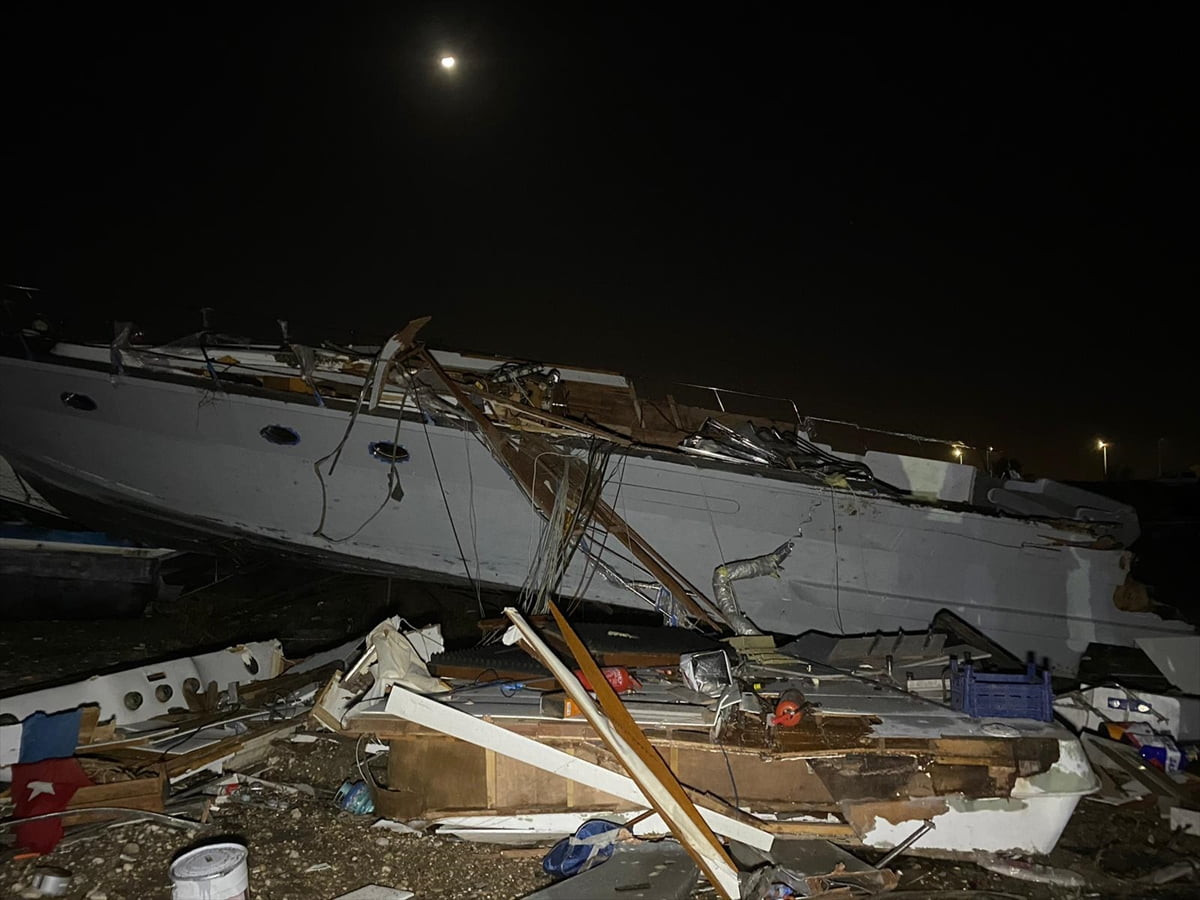 Antalya'nın Aksu ilçesinde çıkan hortumda bir kişi yaralandı. Hortum, Aksu Çayı'ndan bakım için...