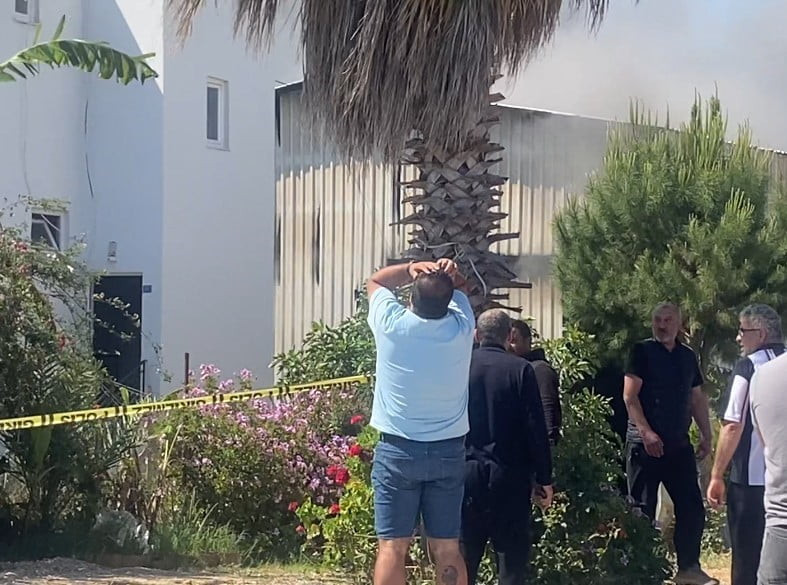 ANTALYA'NIN AKSU İLÇESİNDE GÖKYÜZÜNÜ DUMANA BOĞAN DEPO YANGINI KONTROL ALTINA ALINDI. YANGINI...