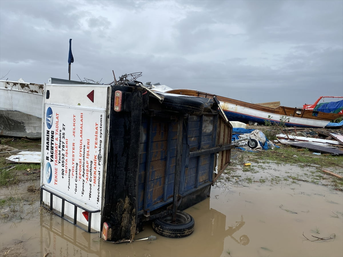 Antalya'nın Aksu ilçesinde meydana gelen hortumda Aksu Çayı çevresindeki tekneler zarar...