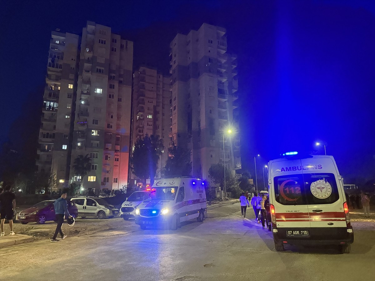 Antalya'nın Aksu ilçesindeki 10 katlı binanın dördüncü katında patlama sonrası çıkan yangın...