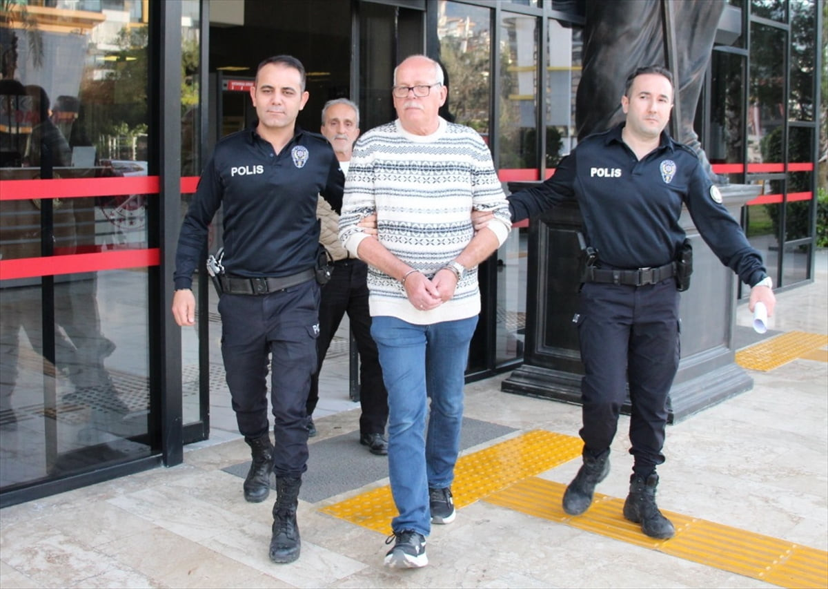 Antalya'nın Alanya ilçesinde 1 kişinin hayatını kaybettiği, 1 kişinin yaralandığı trafik kazasına...