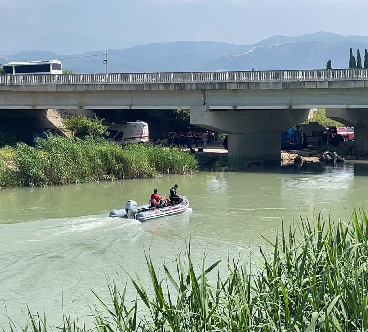 ANTALYA'NIN ALANYA İLÇESİNDE ALARA ÇAYI KIYISINDA YÜRÜYÜŞ YAPTIĞI SIRADA SUYA DÜŞEREK GÖZLERDEN...