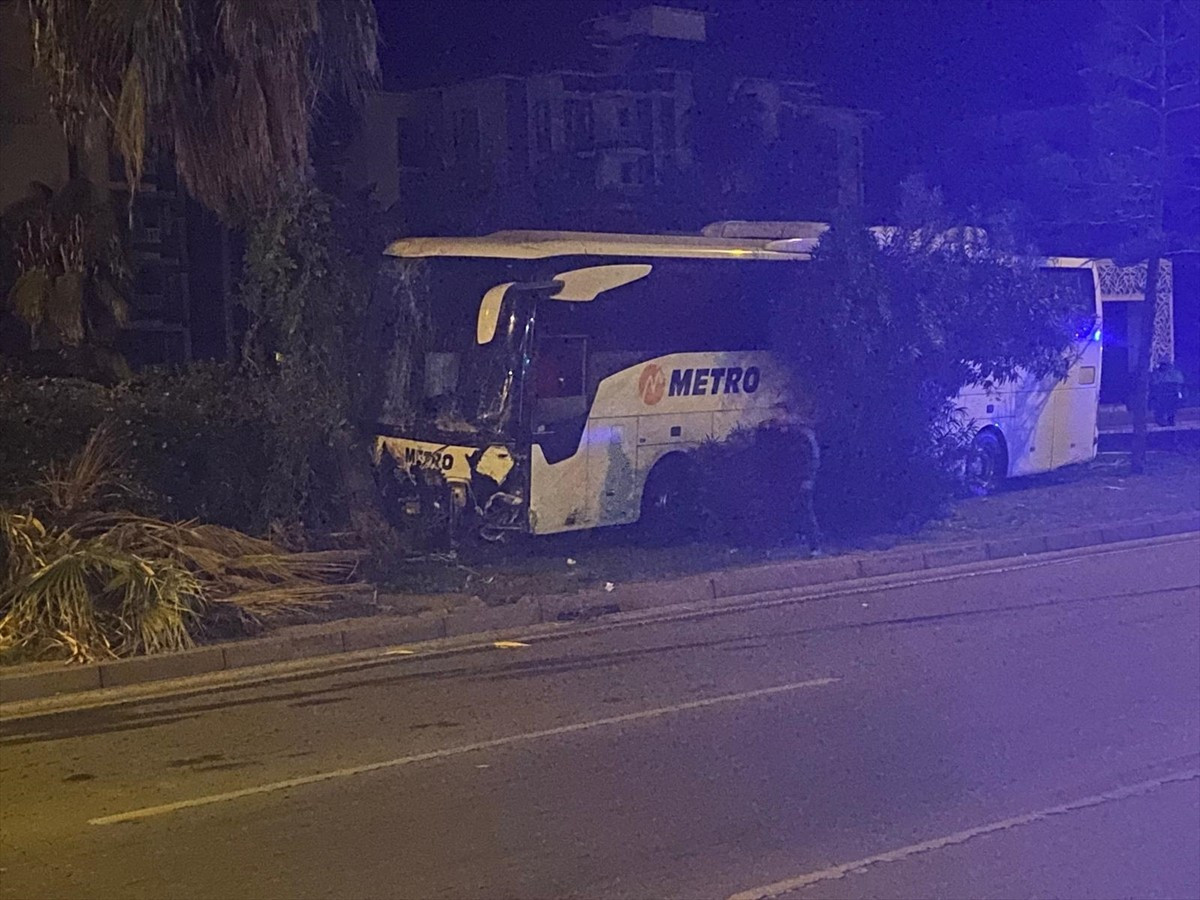 Antalya'nın Alanya ilçesinde aydınlatma direğine çarpan şehirlerarası yolcu otobüsündeki 3 kişi...