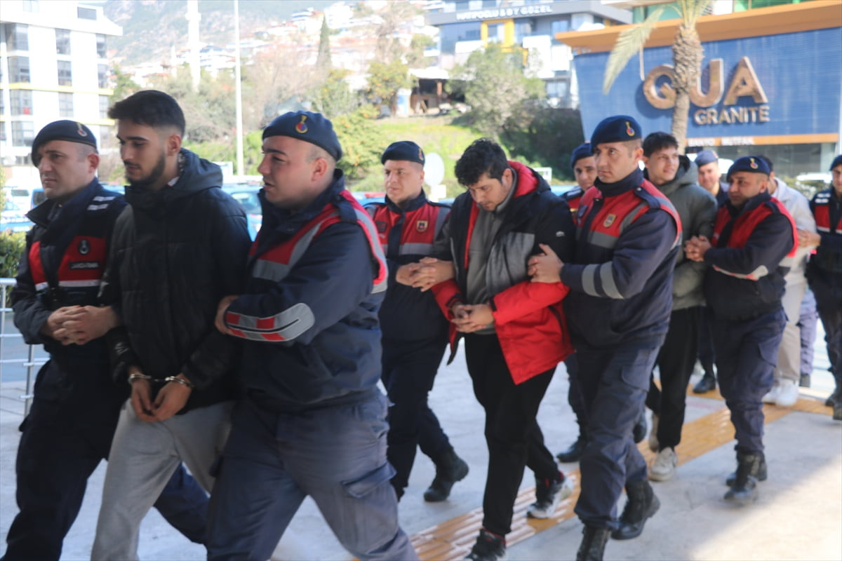 Antalya'nın Alanya ilçesinde bilişim sistemlerini kullanarak dolandırıcılık yaptıkları iddiasıyla...