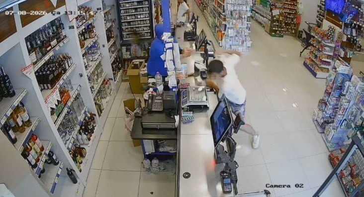 ANTALYA'NIN ALANYA İLÇESİNDE BİR MARKETİN KASASINDAKİ PARALARI ALIP KAÇAN 18 YAŞINDAKİ ŞÜPHELİ...