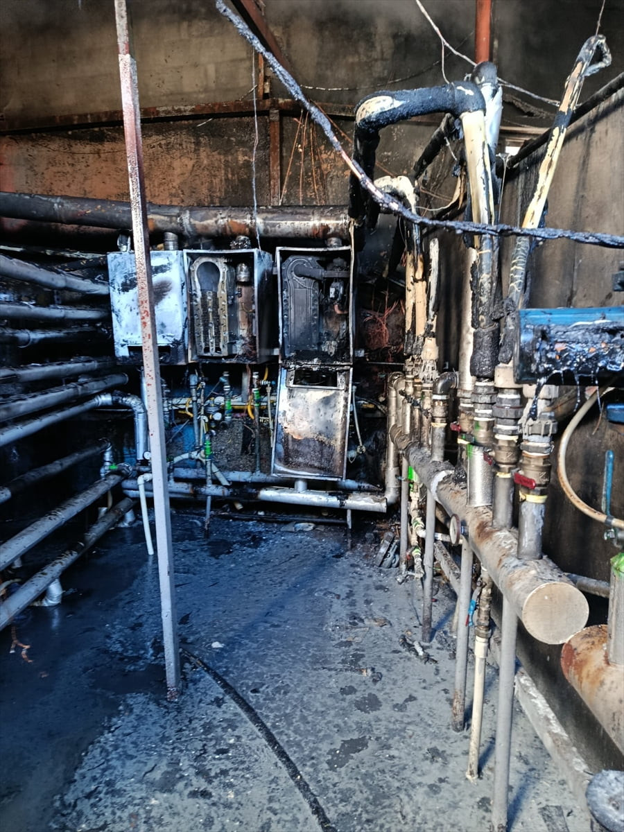 Antalya'nın Alanya ilçesinde bir otelde çıkan yangın hasara neden oldu.