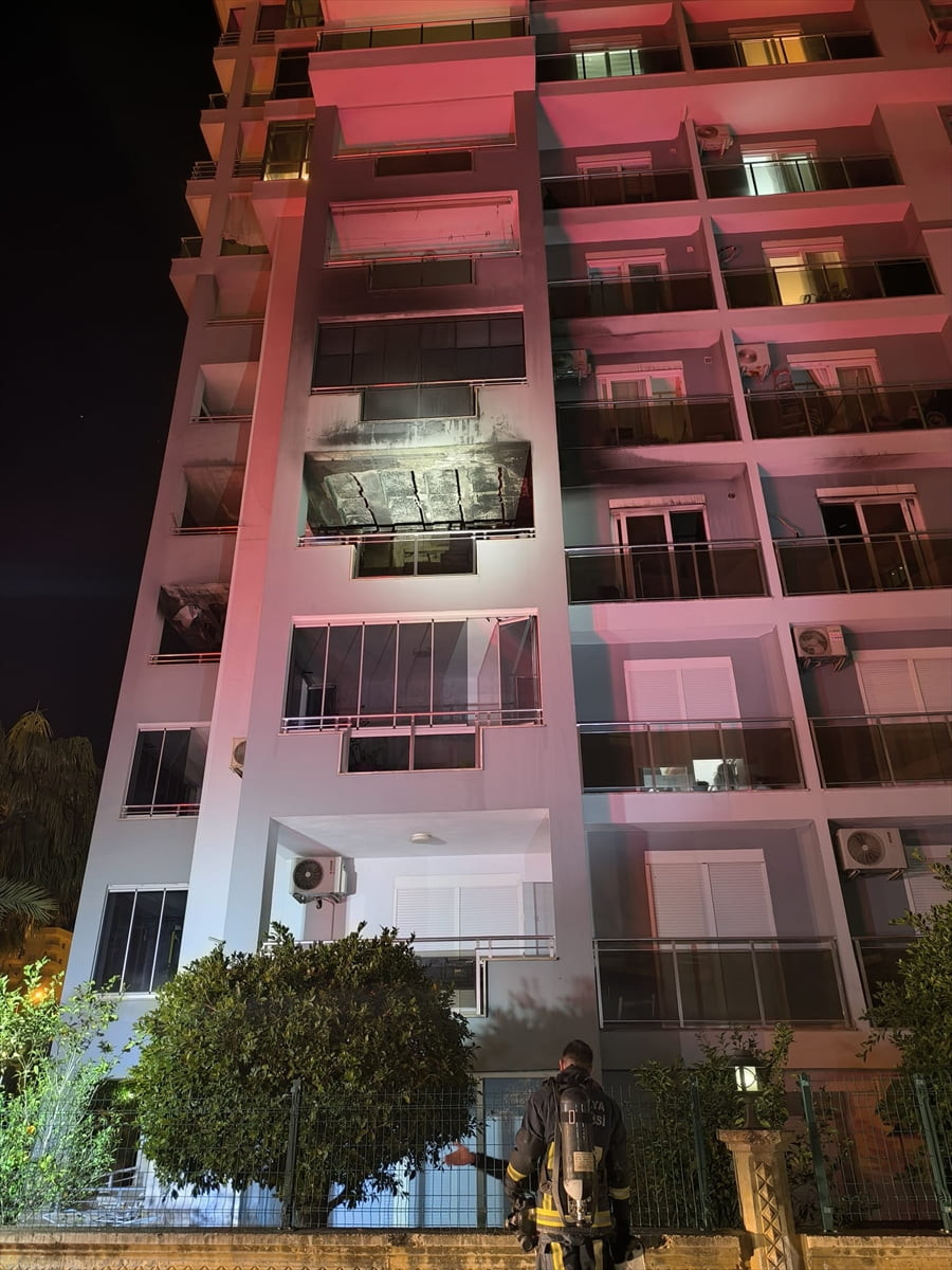 Antalya'nın Alanya ilçesinde bir rezidansta çıkan yangın itfaiye ekiplerince söndürüldü. Yangın...