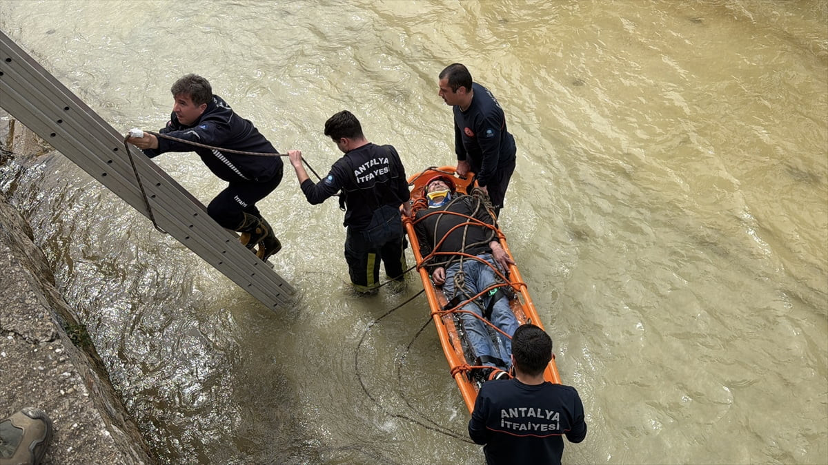 Antalya'nın Alanya ilçesinde çaya düşerek yaralanan kişi, itfaiye ekibince kurtarıldı. Debisi...