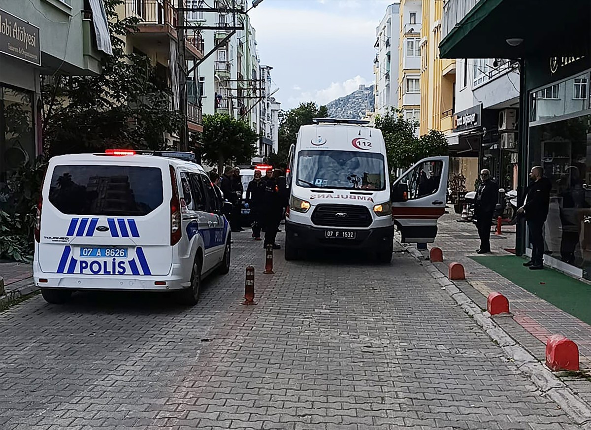 Antalya'nın Alanya ilçesinde çıkan bıçaklı kavgada yaralanan kişi, hastaneye kaldırıldı....