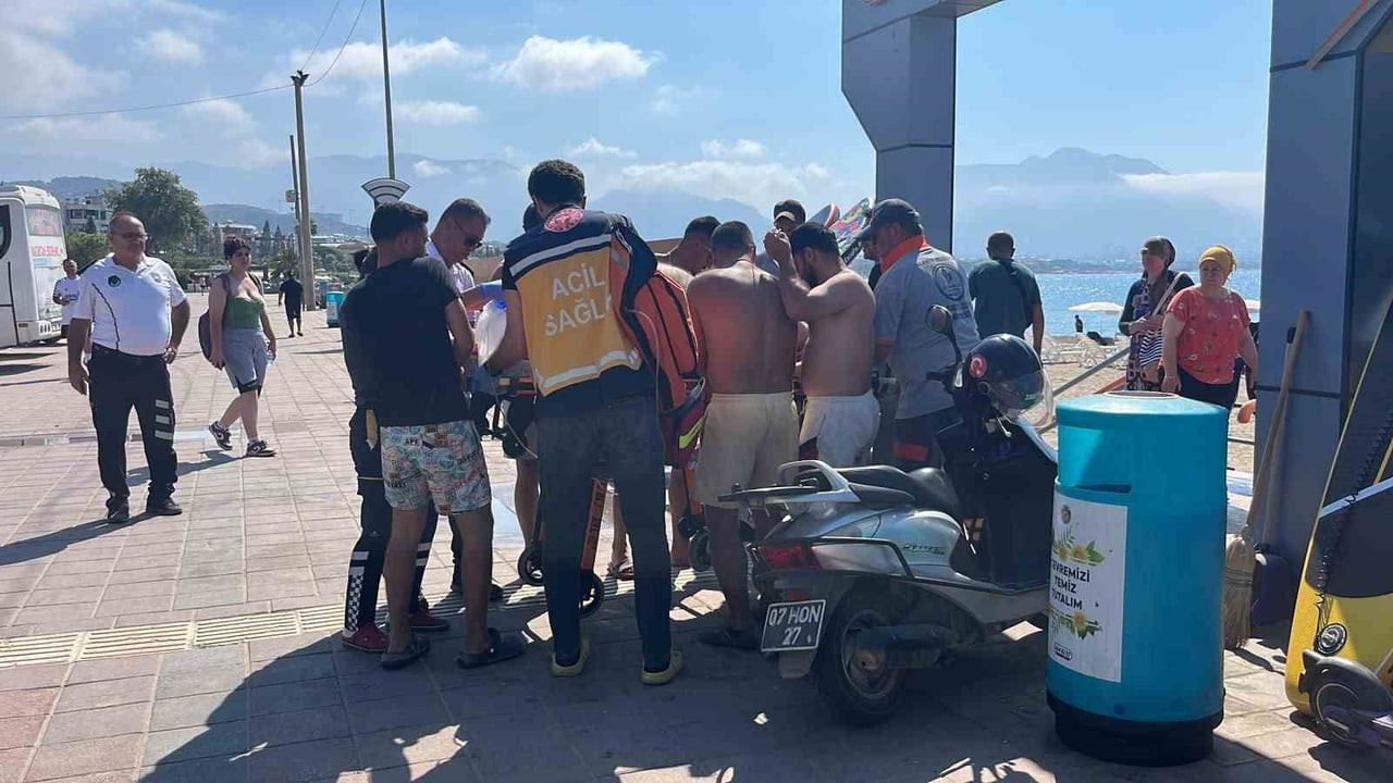 ANTALYA'NIN ALANYA İLÇESİNDE DENİZDE BOĞULMA TEHLİKESİ GEÇİREN 66 YAŞINDAKİ VATANDAŞ, ÇEVREDEKİ...