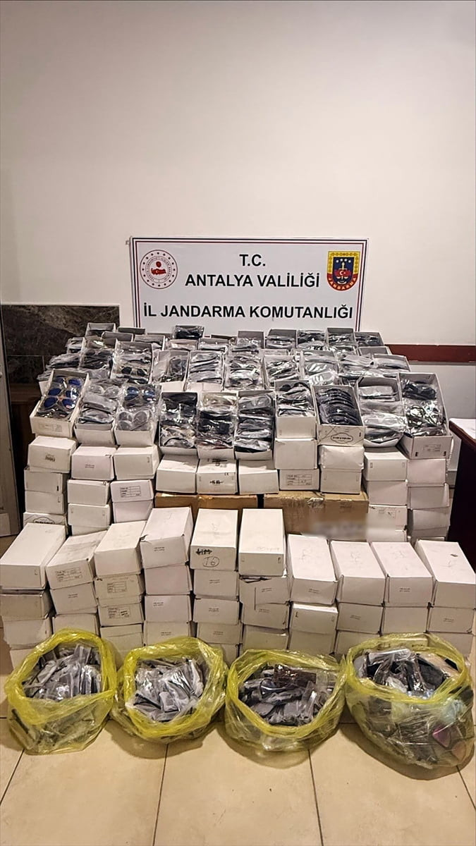 Antalya'nın Alanya ilçesinde düzenlenen operasyonda kaçak yollardan yurda sokulan 6 bin 250 güneş...