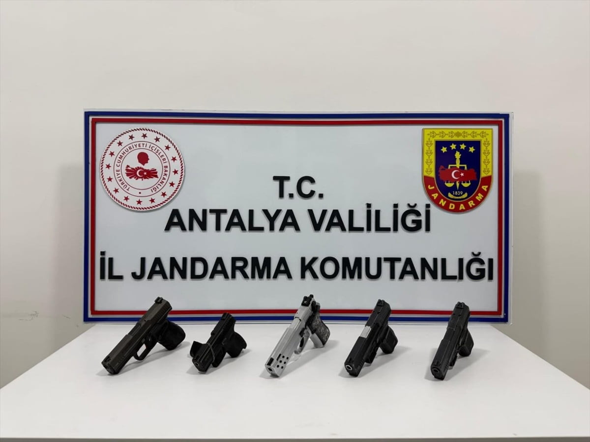 Antalya'nın Alanya ilçesinde düzenlenen ruhsatsız silah operasyonunda 4 kişi gözaltına alındı....
