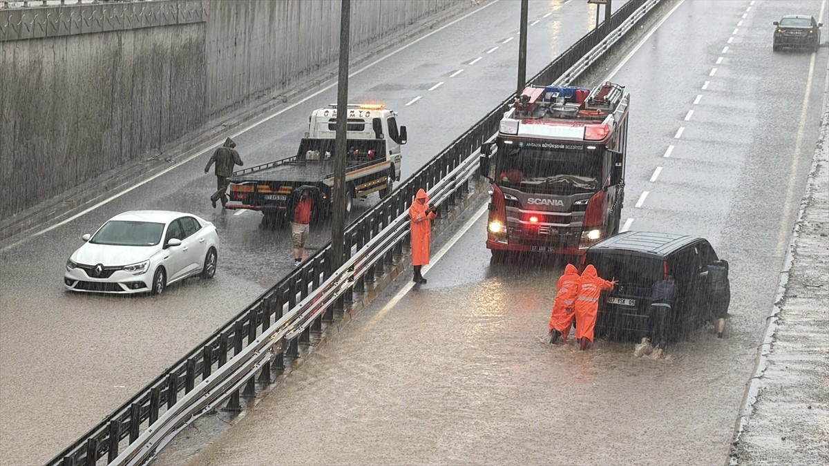 Antalya'nın Alanya ilçesinde etkili olan sağanak nedeniyle bazı iş yerlerinde su baskını yaşandı...