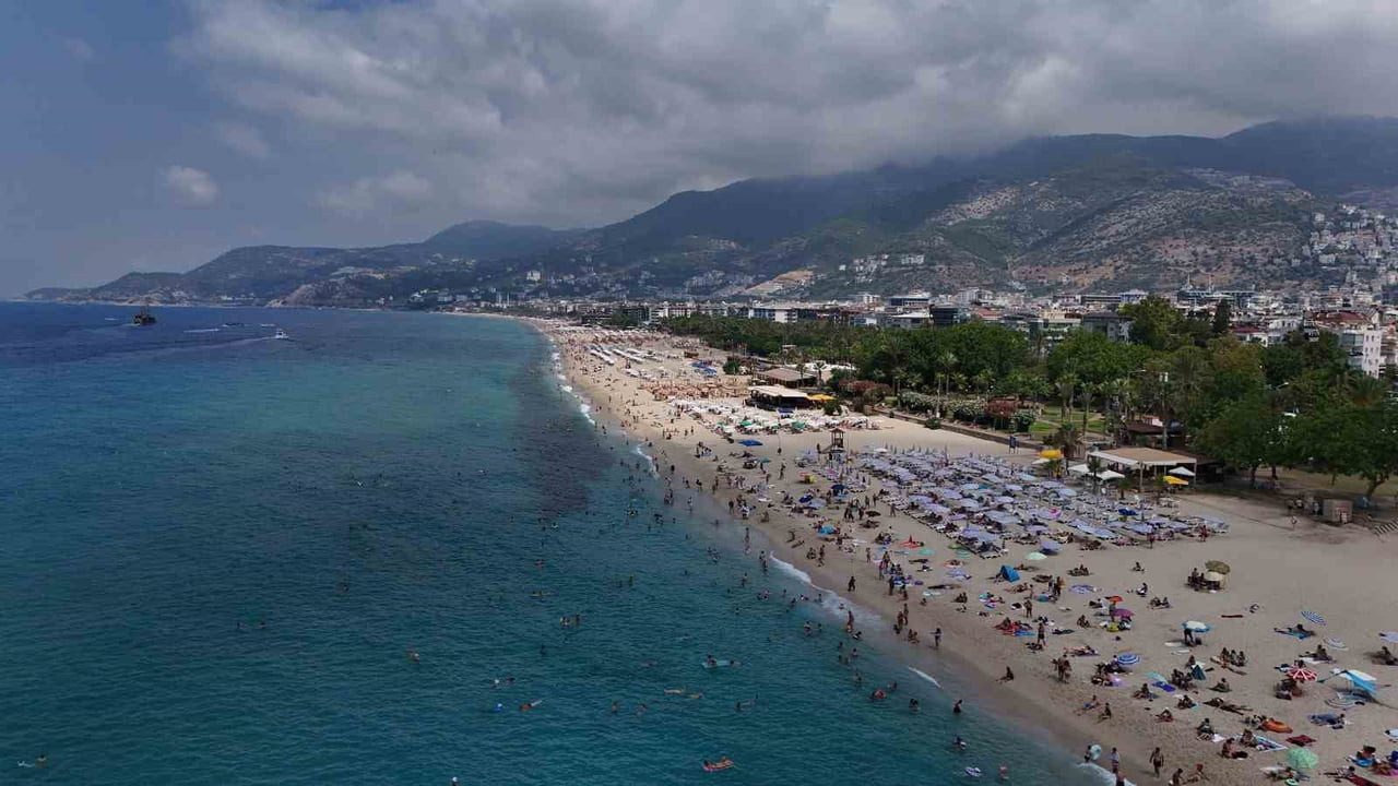 ANTALYA'NIN ALANYA İLÇESİNDE HAVA SICAKLIĞININ 33 DERECEYE, DENİZ SUYU SICAKLIĞININ İSE 29...