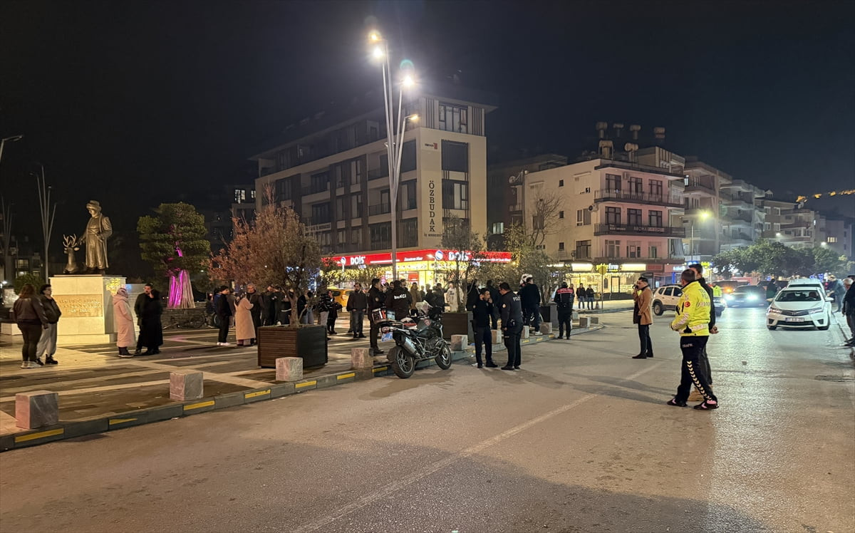 Antalya'nın Alanya ilçesinde iki grup arasında çıkan kavgada 7 kişi yaralandı.Olayın ardından...