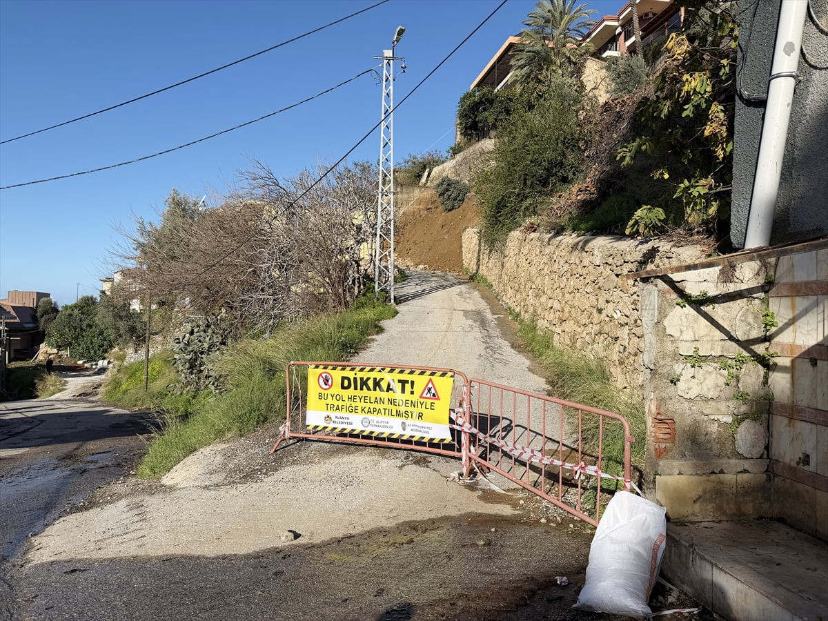 Antalya'nın Alanya ilçesinde iki gündür aralıklarla devam eden şiddetli yağışın ardından...