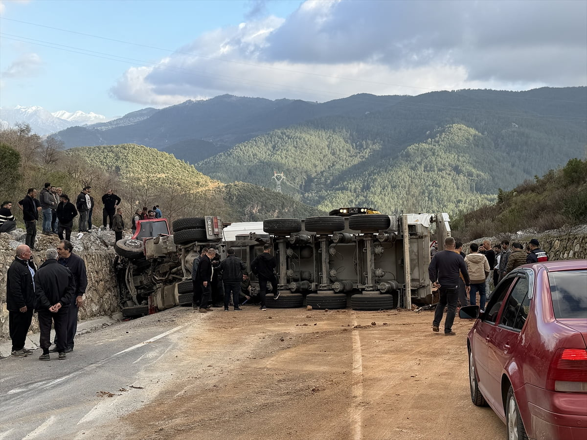 Antalya'nın Alanya ilçesinde iki otomobil ile tırın çarpışması sonucu 1 kişi öldü, 3 kişi...