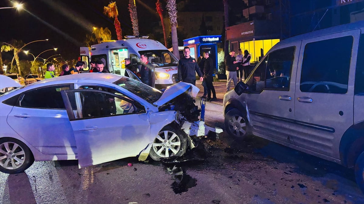 Antalya'nın Alanya ilçesinde iki otomobilin çarpışması sonucu 3 kişi yaralandı.