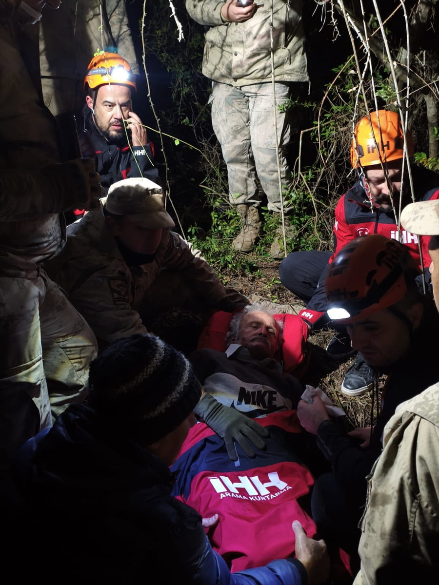 Antalya'nın Alanya ilçesinde kaybolan 70 yaşındaki Alzheimer hastası, ormanlık alanda bulundu....