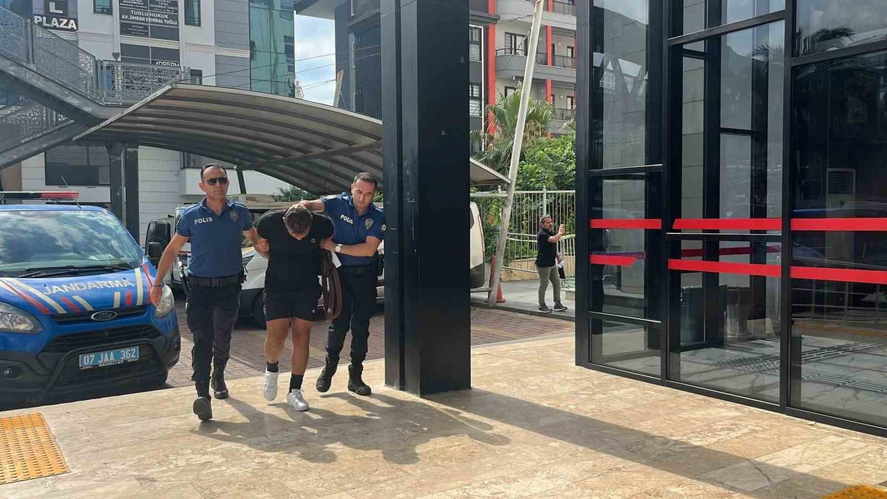 ANTALYA'NIN ALANYA İLÇESİNDE KOMŞUSUYLA TARTIŞIRKEN DEVLETE VE POLİSE AĞIR HAKARETLERDE BULUNAN...