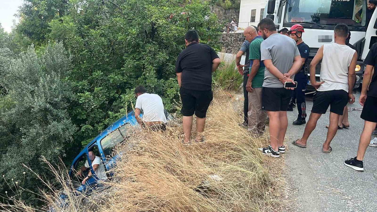 ANTALYA'NIN ALANYA İLÇESİNDE KONTROLDEN ÇIKARAK ŞARAMPOLDE ASILI KALAN OTOMOBİL, İTFAİYE EKİPLERİ...