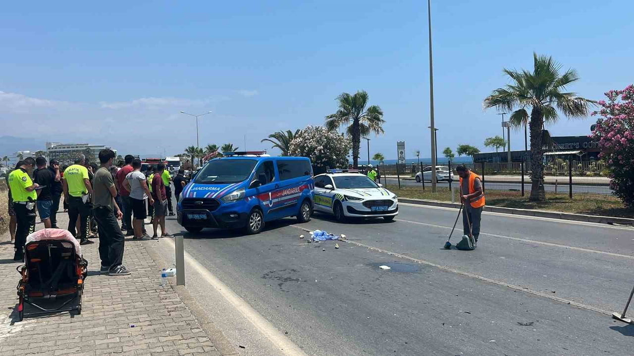 ANTALYA'NIN ALANYA İLÇESİNDE MOTOSİKLET İLE AÇIK KASA KAMYONETİN ÇARPIŞTIĞI TRAFİK KAZASINDA 22...