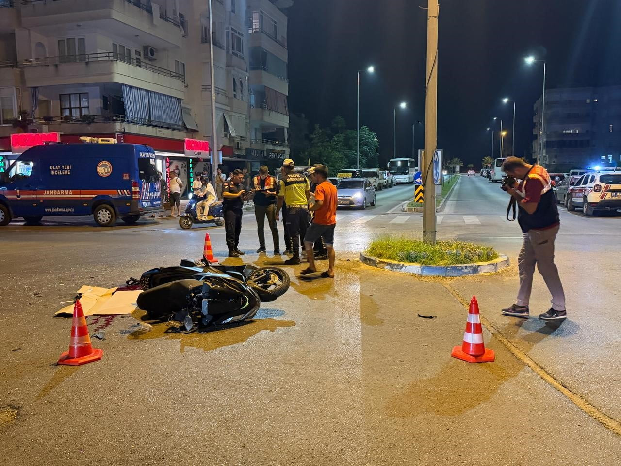 ANTALYA'NIN ALANYA İLÇESİNDE MOTOSİKLET İLE HAFİF TİCARİ ARACIN ÇARPIŞMASI SONUCU MEYDANA GELEN...