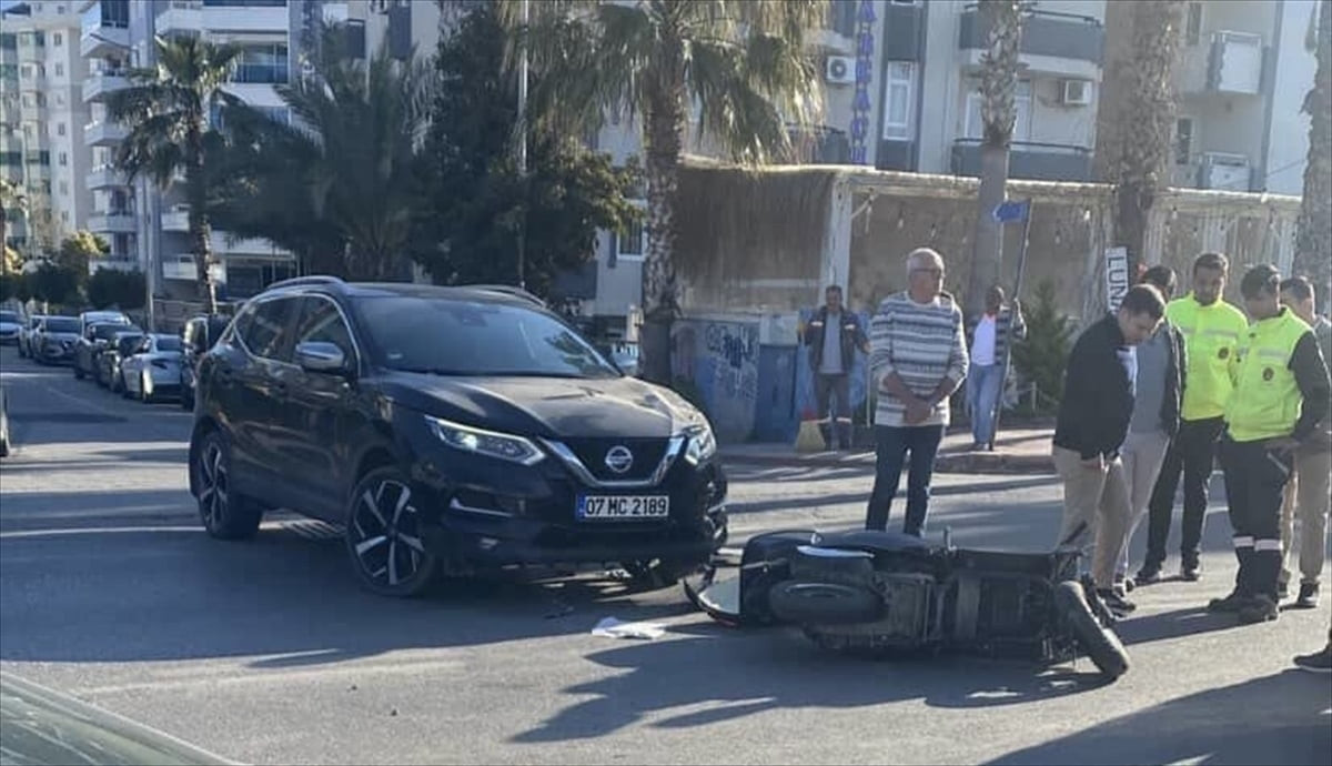 Antalya'nın Alanya ilçesinde, otomobil ile motosikletin çarpışması sonucu 1 kişi öldü, 1 kişi...